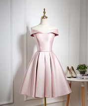 Elegant Off-The-Shoulder Satin Knee-Length Homecoming Dress With Pleated Skirt & Lace-Up Back