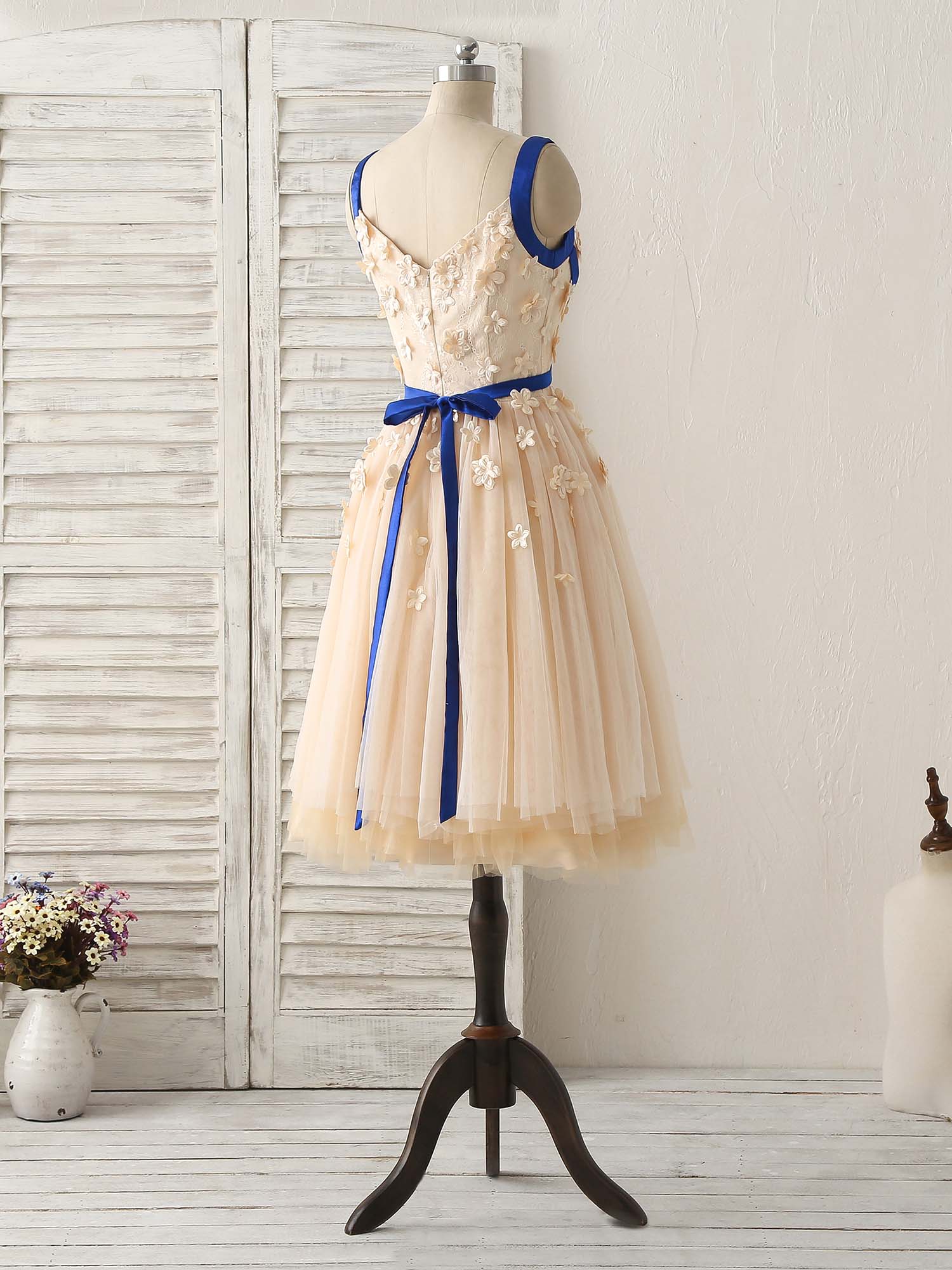 A-Line Sweetheart Neck Knee-Length Tulle Dress with 3D Floral Appliqué Homecoming Dress