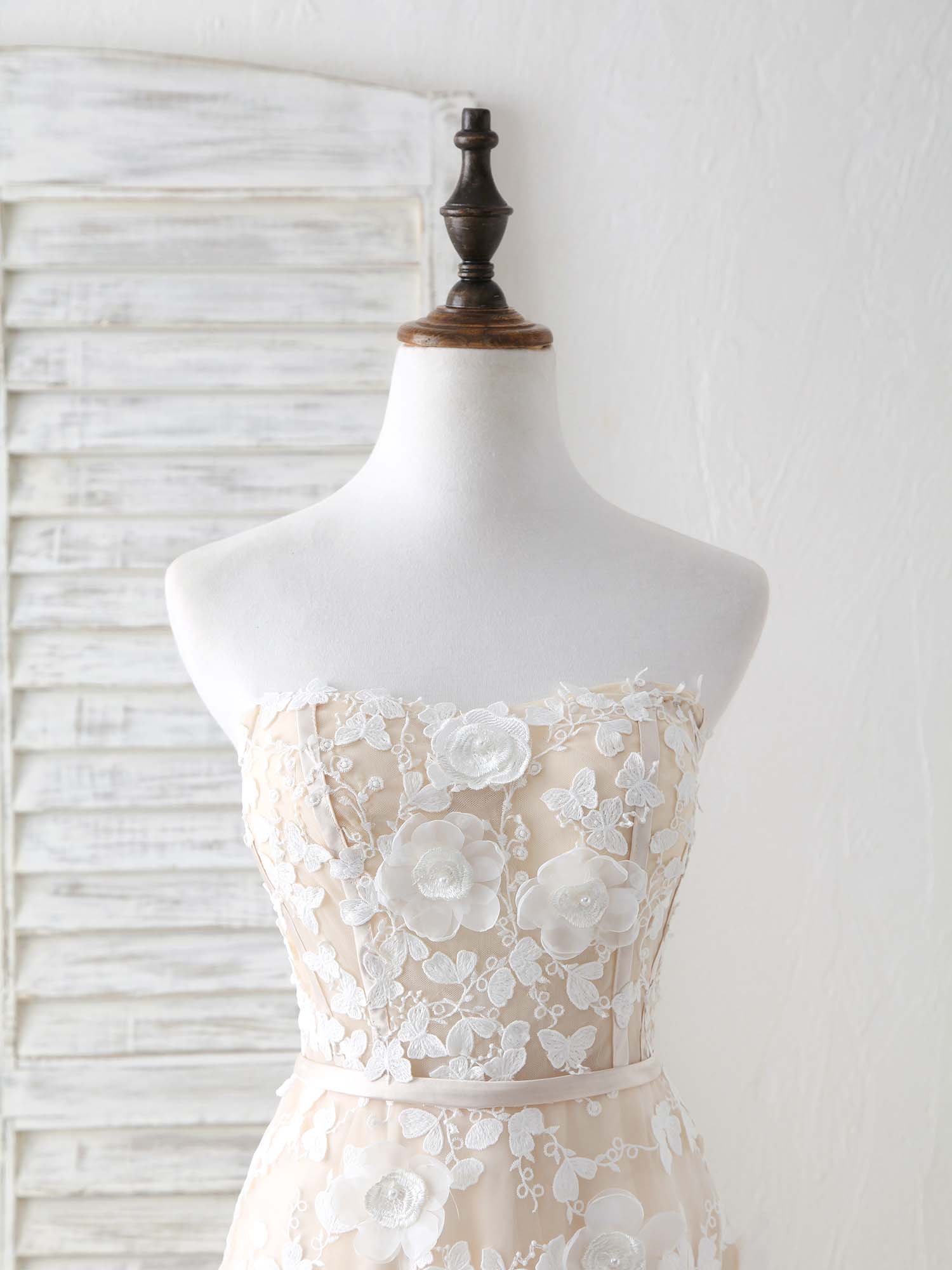 A-line Strapless Floor-Length Tulle Lace Prom Dress with 3D Floral Appliqué Overlay