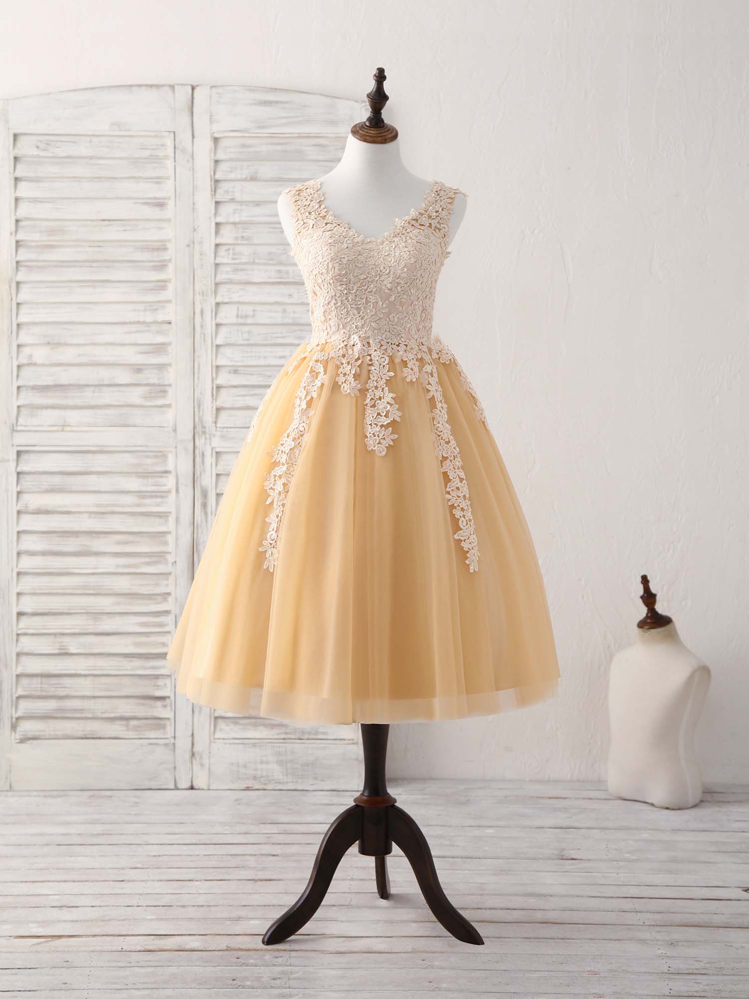 A-line V Neck Tea-Length Tulle & Lace Homecoming Dress with Lace Appliqué