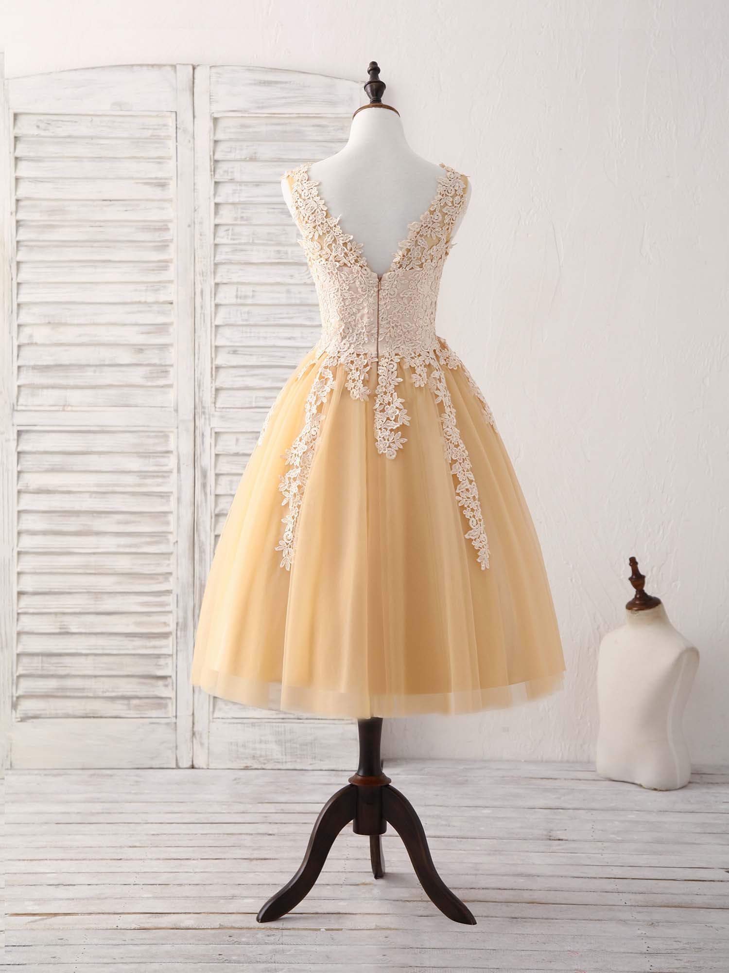 A-line V Neck Tea-Length Tulle & Lace Homecoming Dress with Lace Appliqué