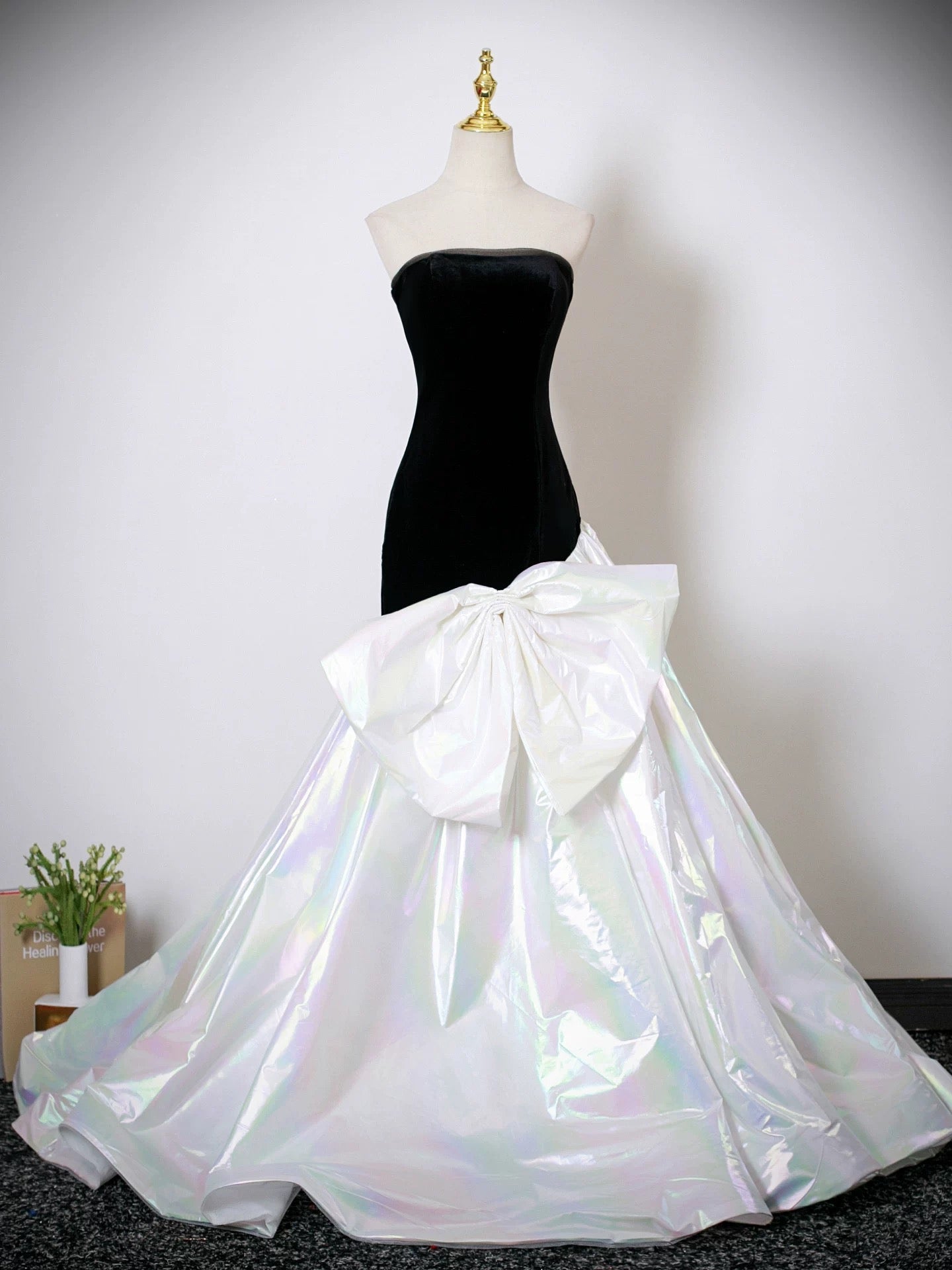 Trumpet/Mermaid Strapless Floor-Length Velvet Prom Dress with Iridescent Overskirt Bow