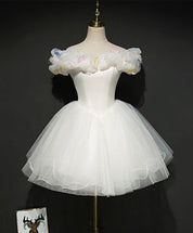 Off-Shoulder Sweetheart Tulle Knee-Length White Homecoming Dress with Floral Applique