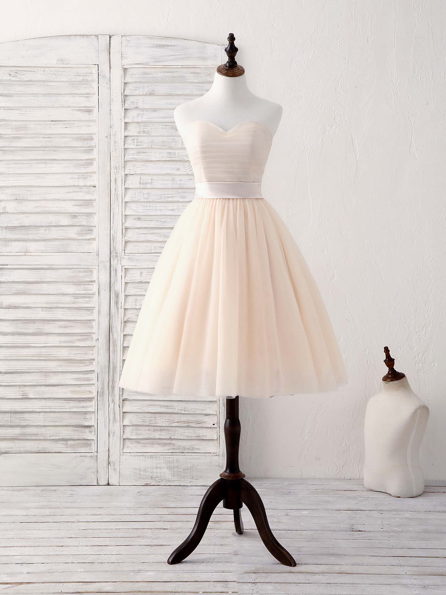A-line Sweetheart Neck Knee-Length Tulle Homecoming Dress with Pleated Bodice