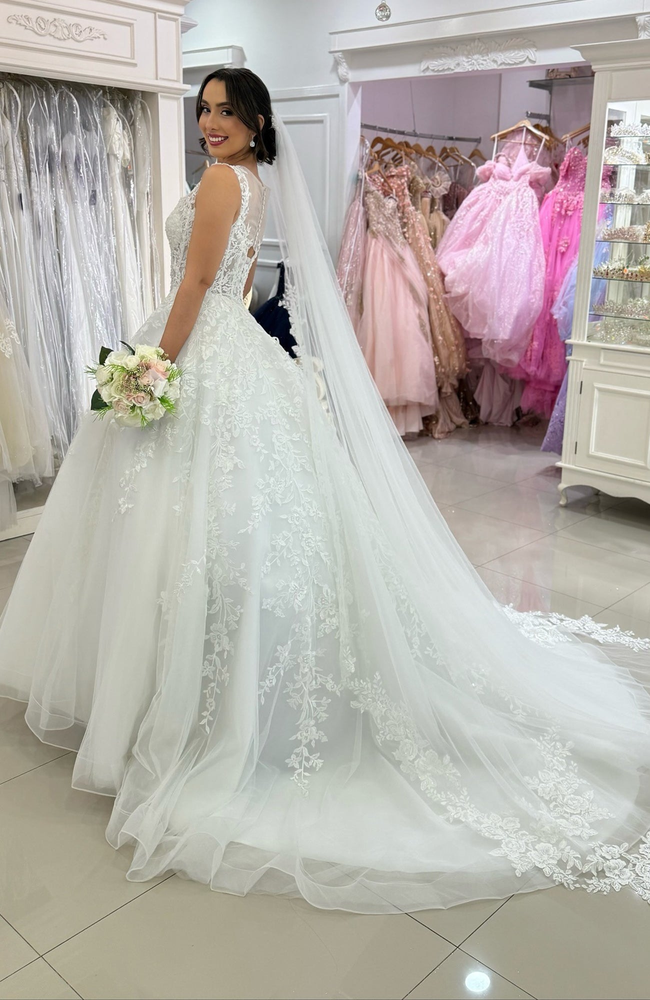Ball Gown Scoop Neck Floor-Length Tulle Wedding Dress with Lace Appliqué