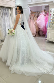 Ball Gown Scoop Neck Floor-Length Tulle Wedding Dress with Lace Appliqué