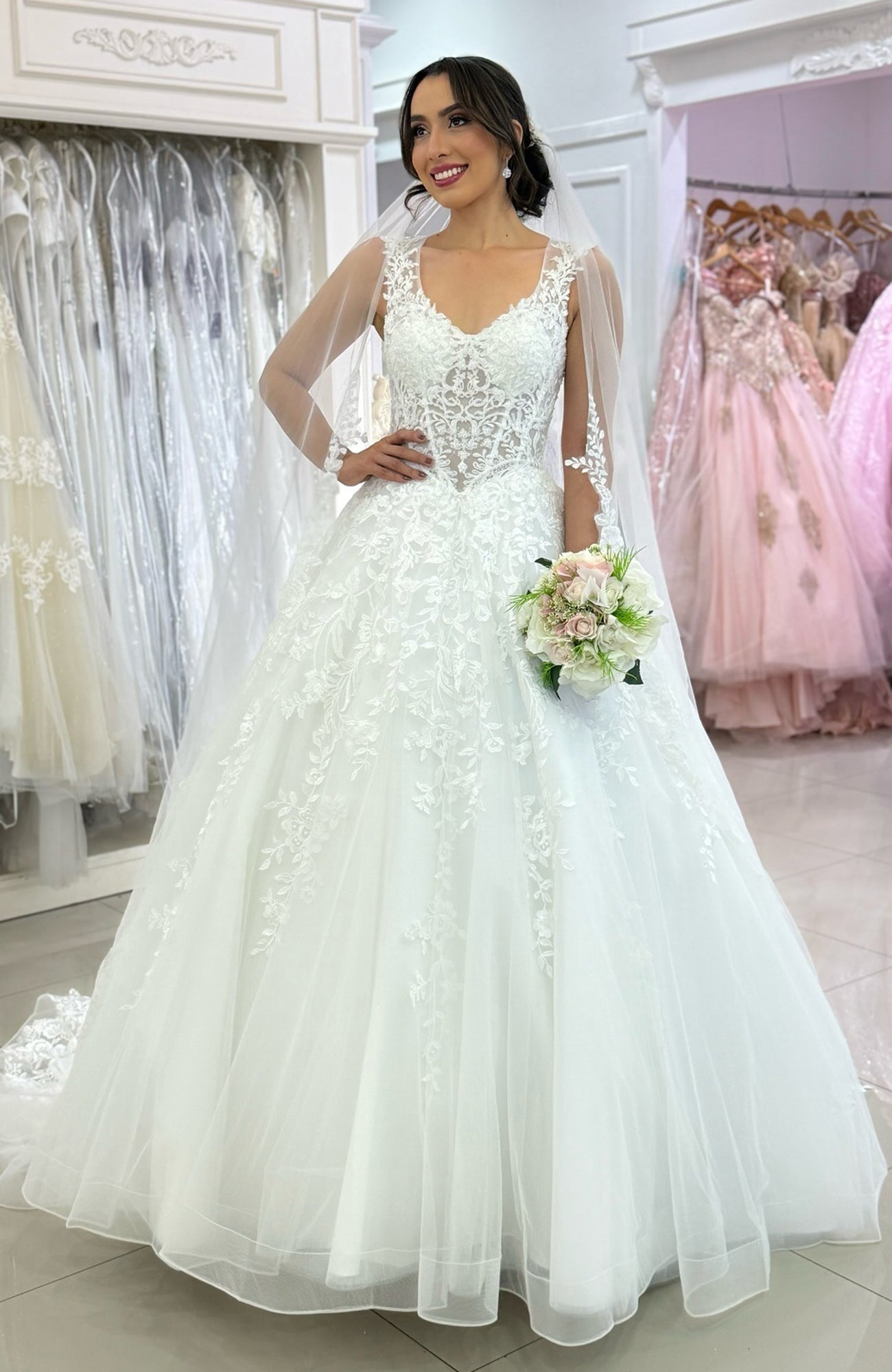 Ball Gown Scoop Neck Floor-Length Tulle Wedding Dress with Lace Appliqué