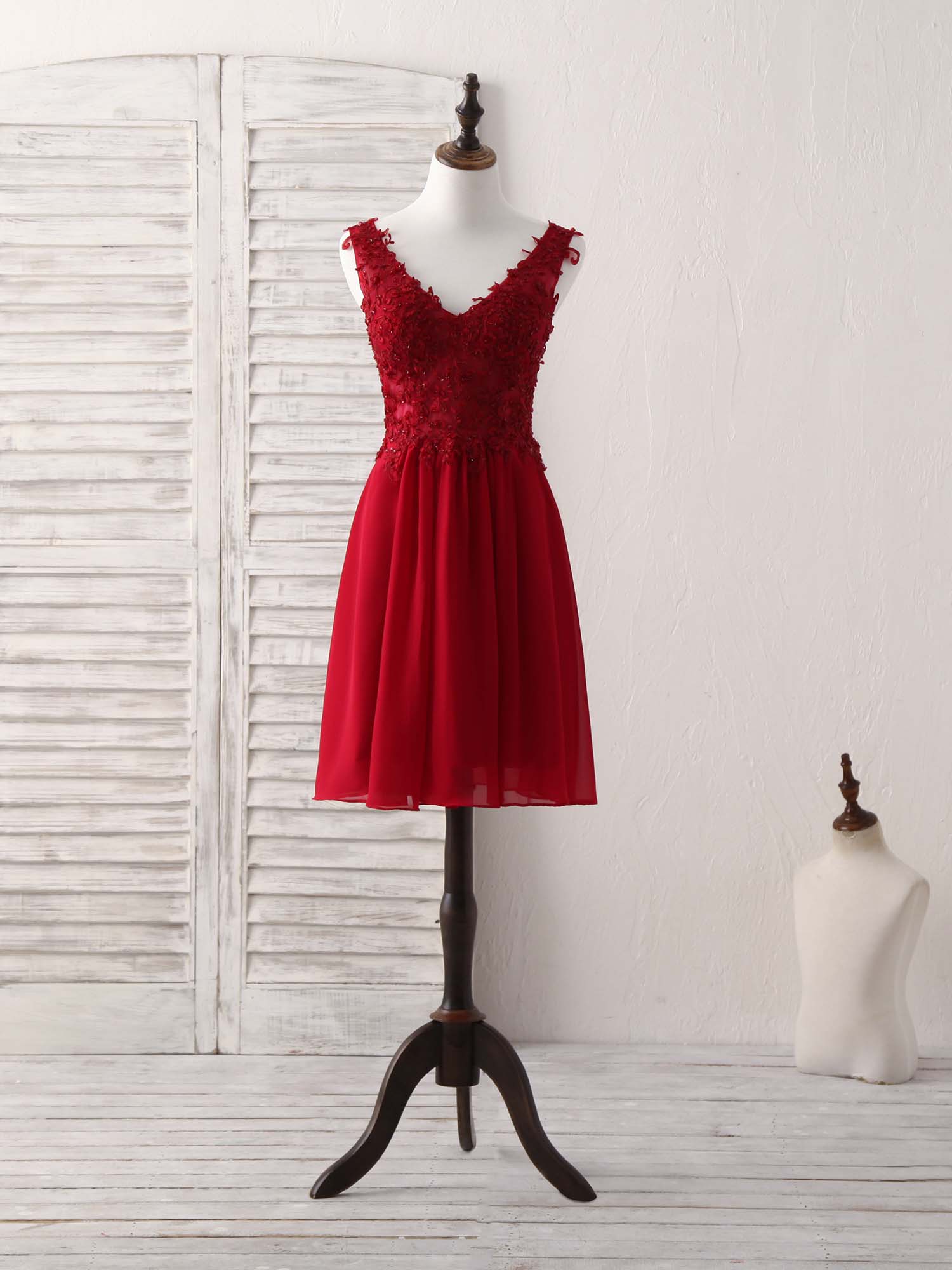 A-line V Neck Knee-Length Chiffon Lace Homecoming Dress with 3D Floral Appliqué