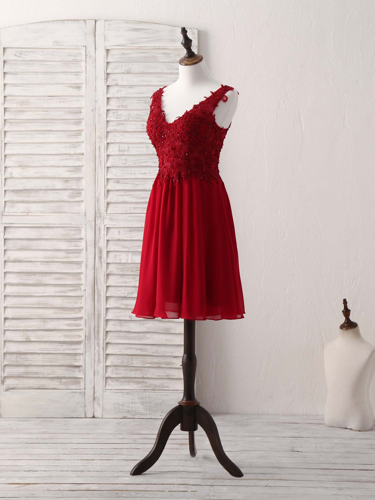 A-line V Neck Knee-Length Chiffon Lace Homecoming Dress with 3D Floral Appliqué