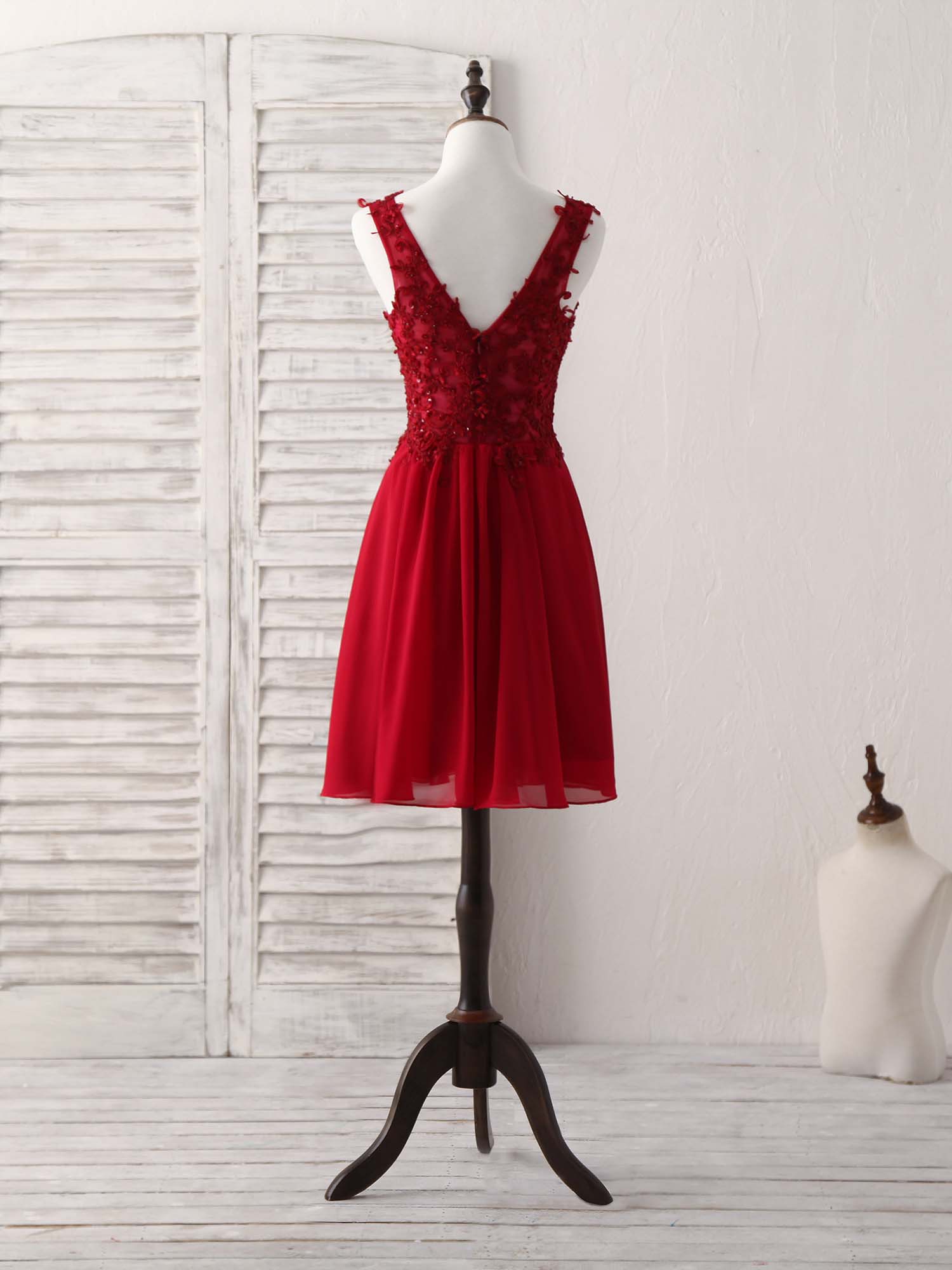 A-line V Neck Knee-Length Chiffon Lace Homecoming Dress with 3D Floral Appliqué