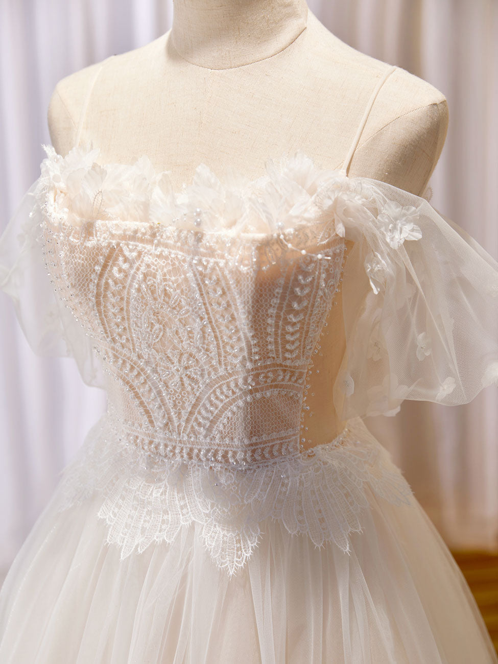 A-Line Off-the-Shoulder Floor-Length Ivory Tulle Lace Prom Dress with Spaghetti Straps and Flutter Sleeves