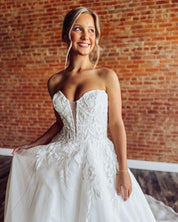 A-Line Sweetheart Neck Floor-Length Tulle Wedding Dress with Lace Appliqué Bodice