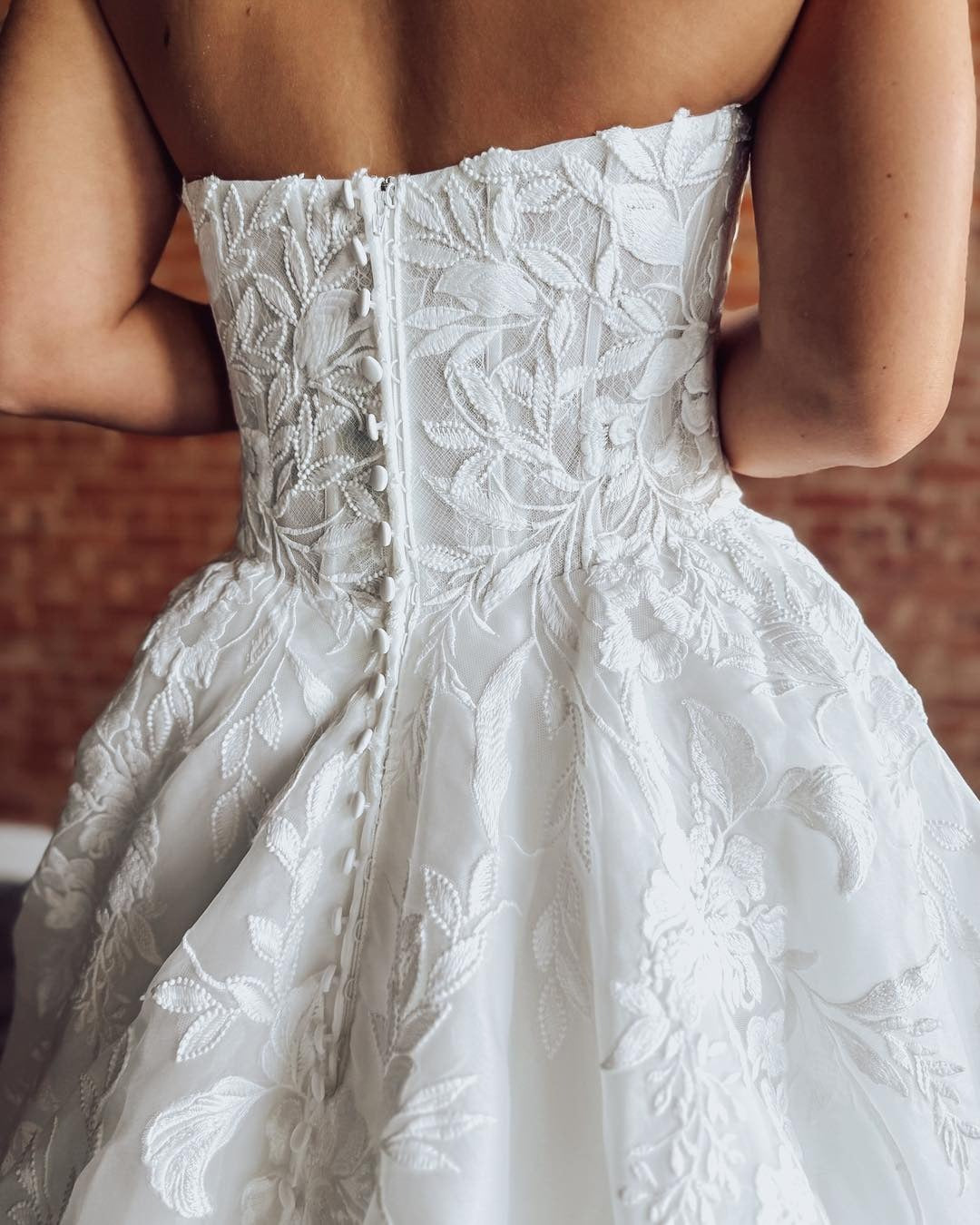 A-Line Sweetheart Neck Floor-Length Tulle Wedding Dress with Lace Appliqué Bodice