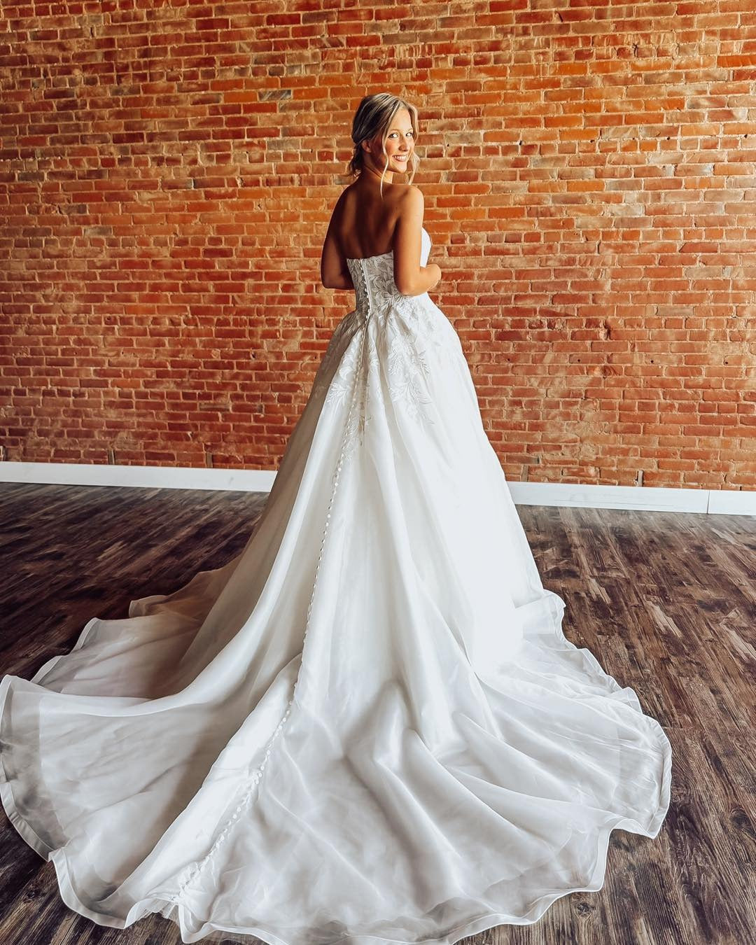 A-Line Sweetheart Neck Floor-Length Tulle Wedding Dress with Lace Appliqué Bodice