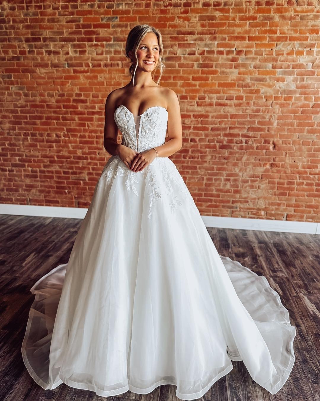 A-Line Sweetheart Neck Floor-Length Tulle Wedding Dress with Lace Appliqué Bodice