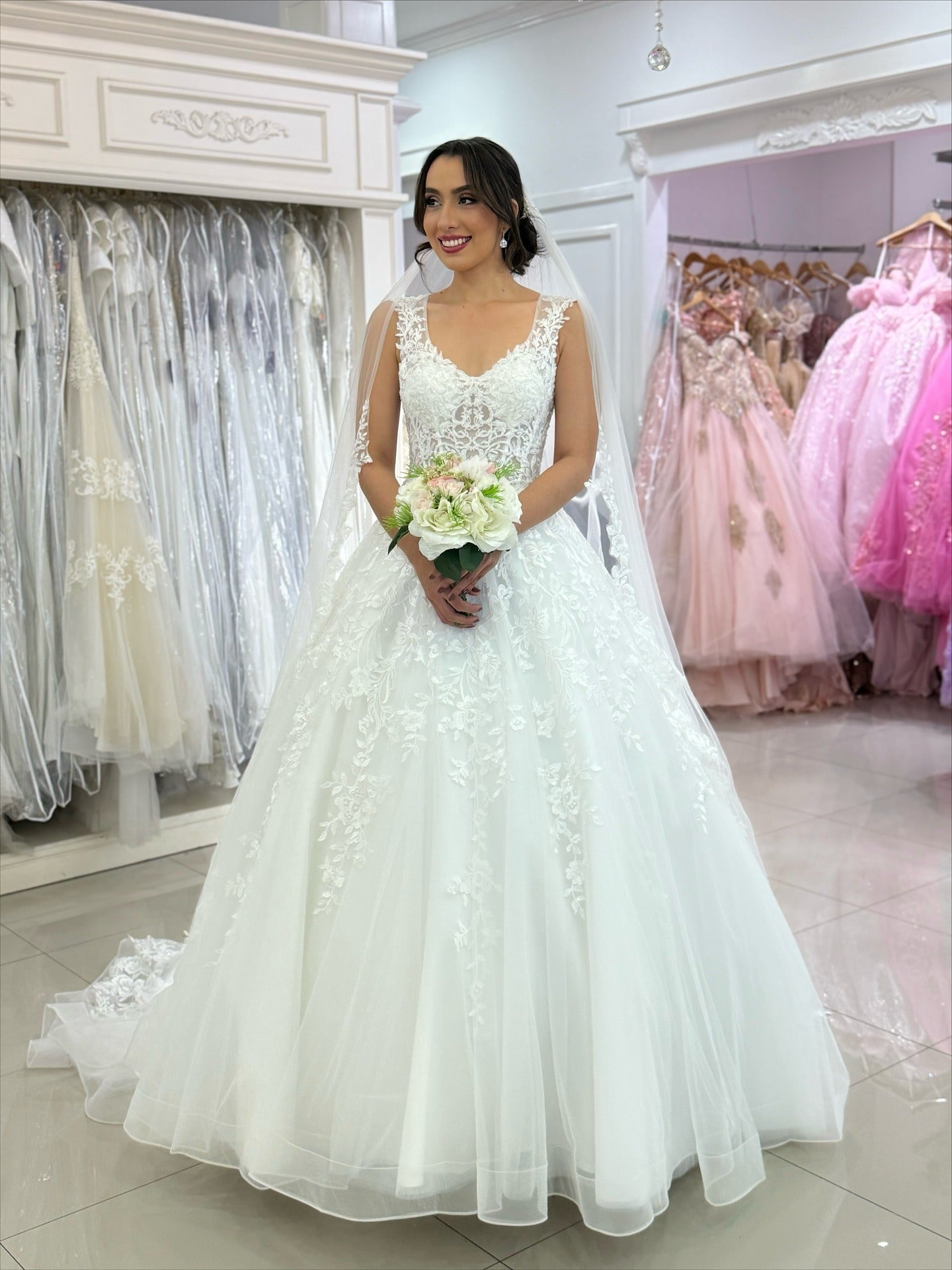 Ball Gown Scoop Neck Floor-Length Tulle Wedding Dress with Lace Appliqué