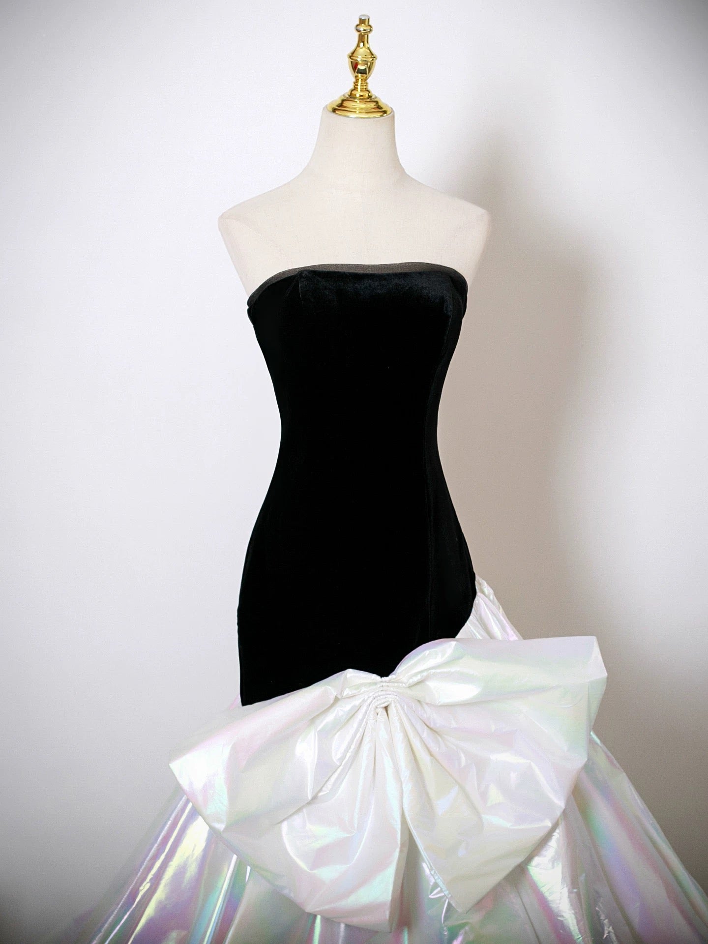 Trumpet/Mermaid Strapless Floor-Length Velvet Prom Dress with Iridescent Overskirt Bow