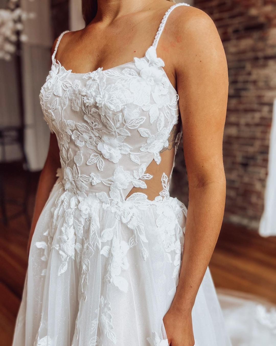 A-Line Scoop Neck Floor-Length Tulle Lace Wedding Dress with Spaghetti Straps and Front Slit