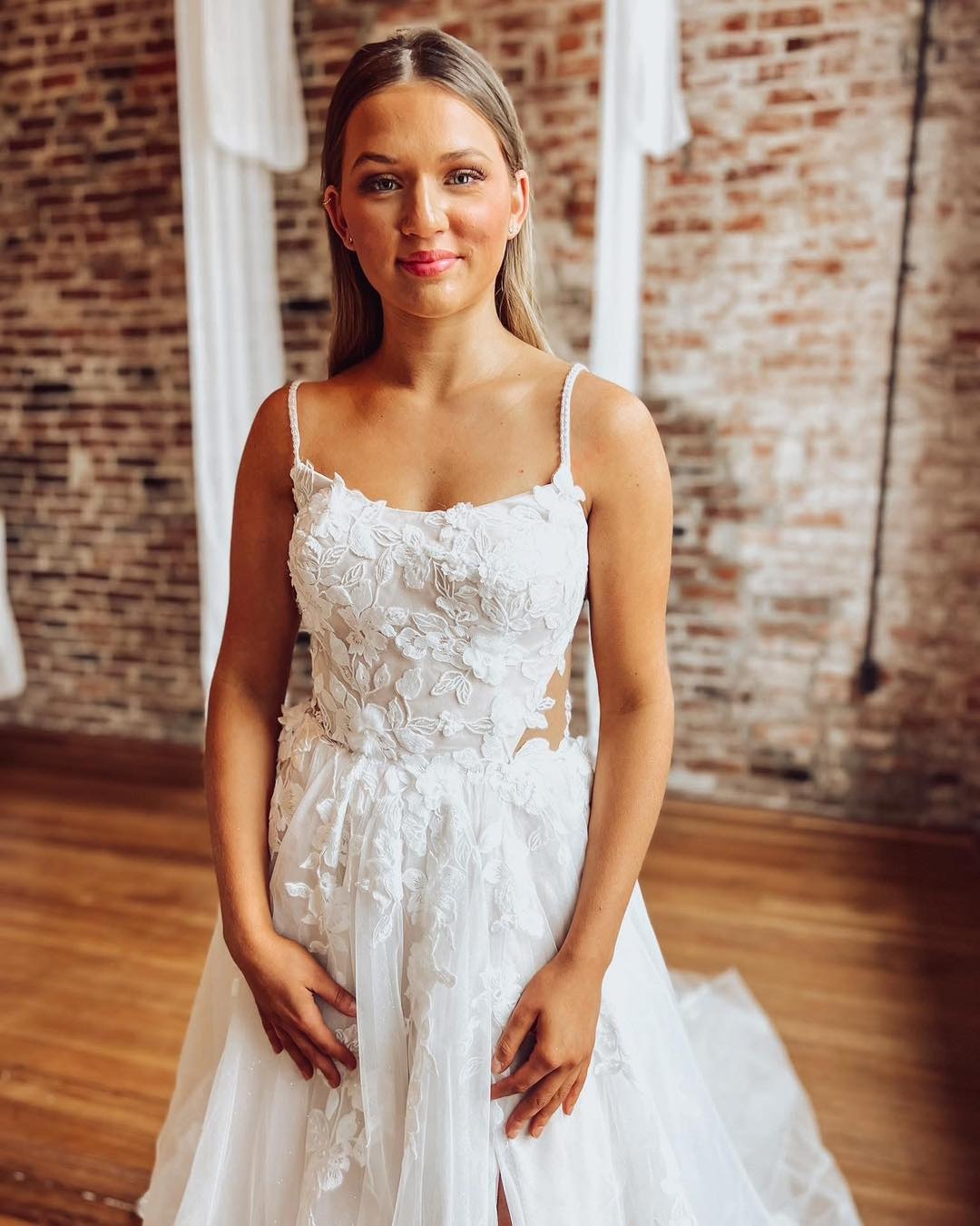 A-Line Scoop Neck Floor-Length Tulle Lace Wedding Dress with Spaghetti Straps and Front Slit