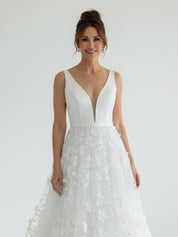 A Line White Tulle Lace Sleeveless Flowers Wedding Dresses - KissProm