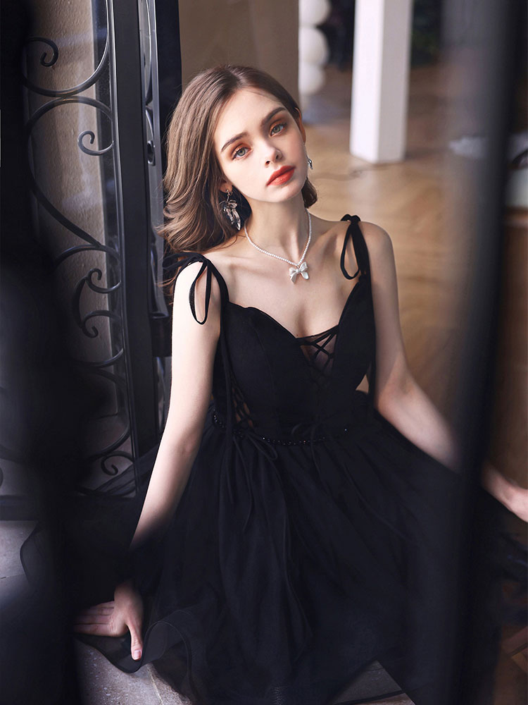 Black A-Line Sweetheart Neck Knee-Length Tulle Homecoming Dress with Sheer Lace-Up Bodice