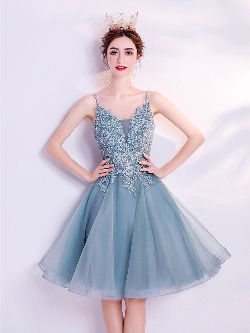 Dusty Blue A-Line V-Neck Knee-Length Tulle Homecoming Dress with Lace Appliqué Bodice