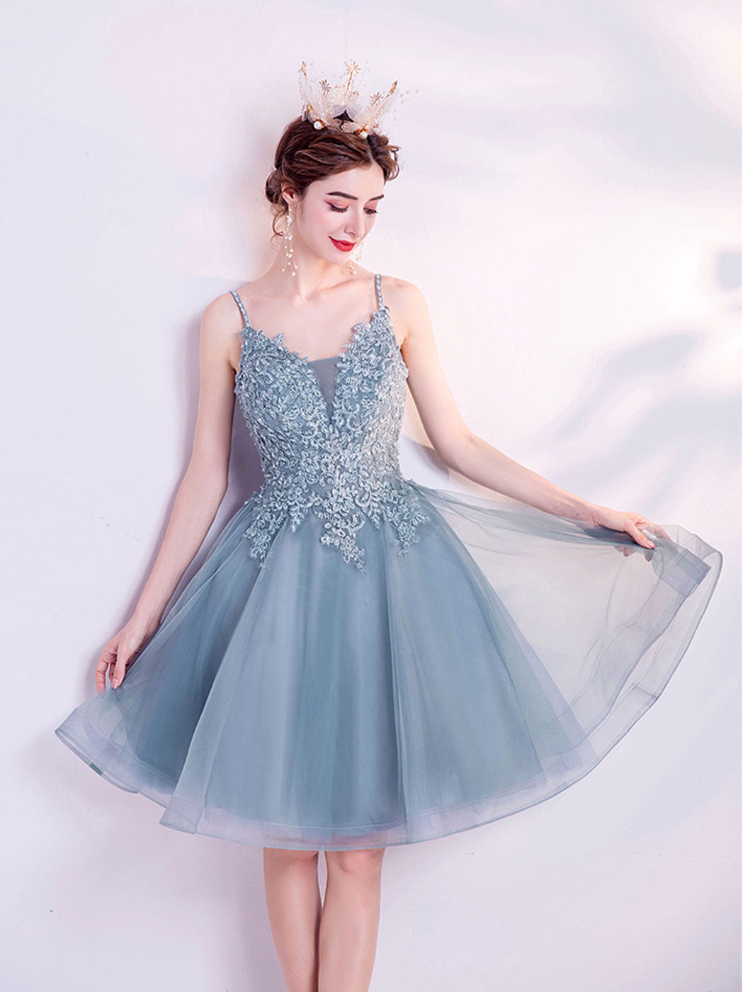 Dusty Blue A-Line V-Neck Knee-Length Tulle Homecoming Dress with Lace Appliqué Bodice