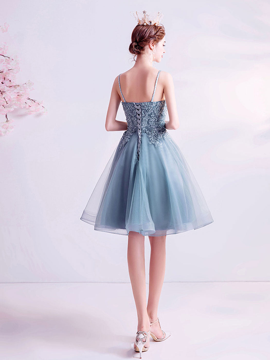 Dusty Blue A-Line V-Neck Knee-Length Tulle Homecoming Dress with Lace Appliqué Bodice