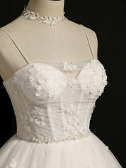 A-Line Ivory Sweetheart Neck Knee-Length Tulle Homecoming Dress with Spaghetti Straps and Floral Lace Appliqué