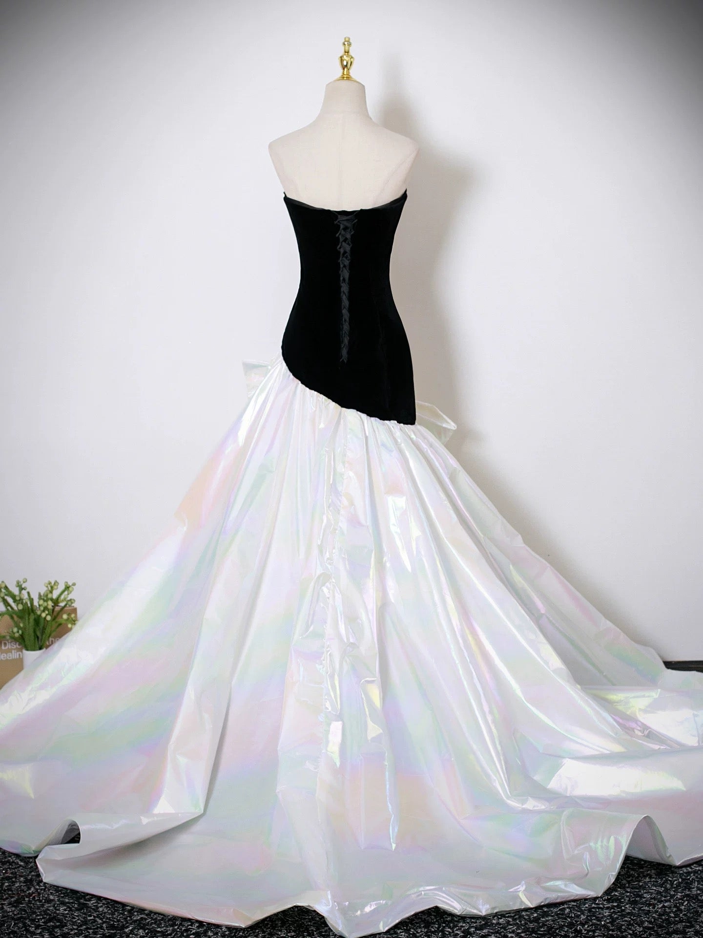Trumpet/Mermaid Strapless Floor-Length Velvet Prom Dress with Iridescent Overskirt Bow