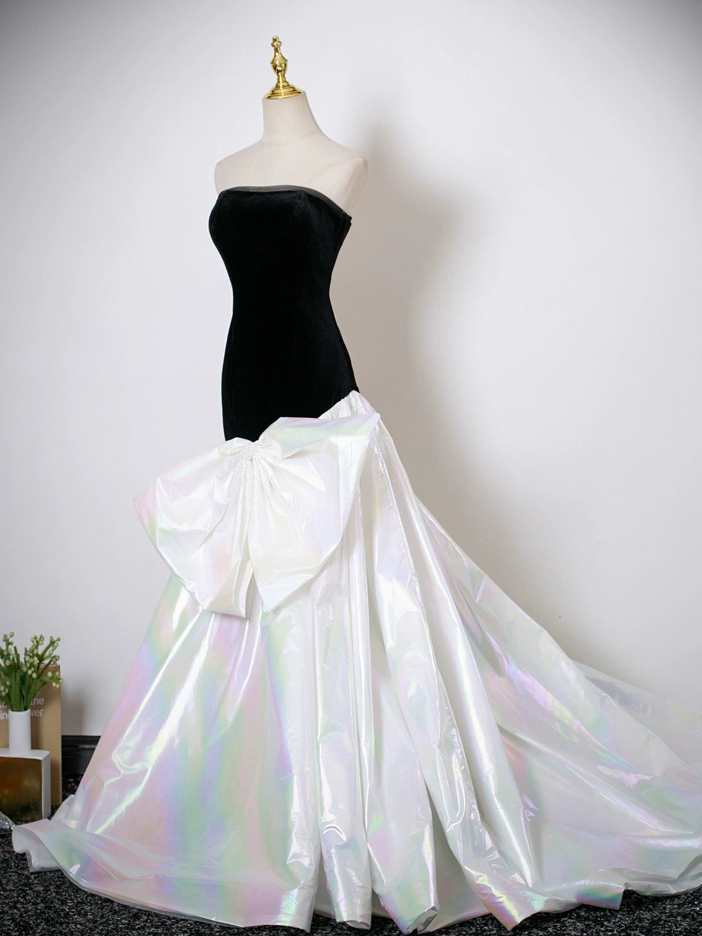 Trumpet/Mermaid Strapless Floor-Length Velvet Prom Dress with Iridescent Overskirt Bow