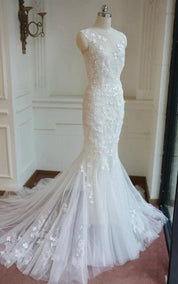 Mermaid Sleeveless Lace Appliques Covered-Button Tulle Wedding Dress